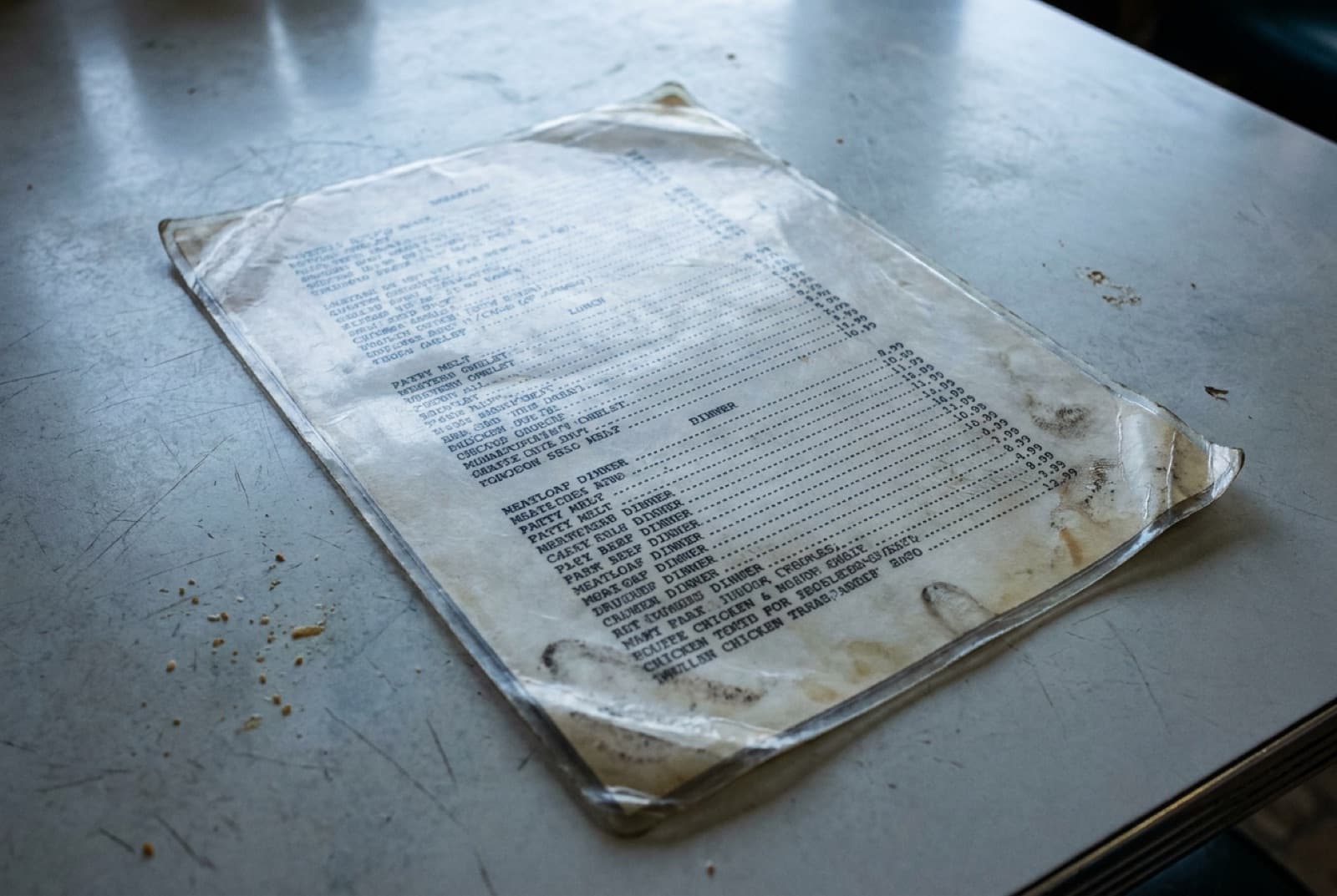 Menú tradicional en papel, gris y difícil de leer